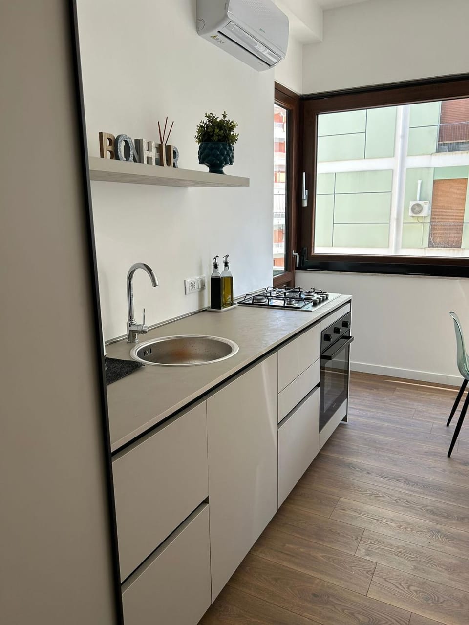 Kitchen or kitchenette, pet friendly, stove