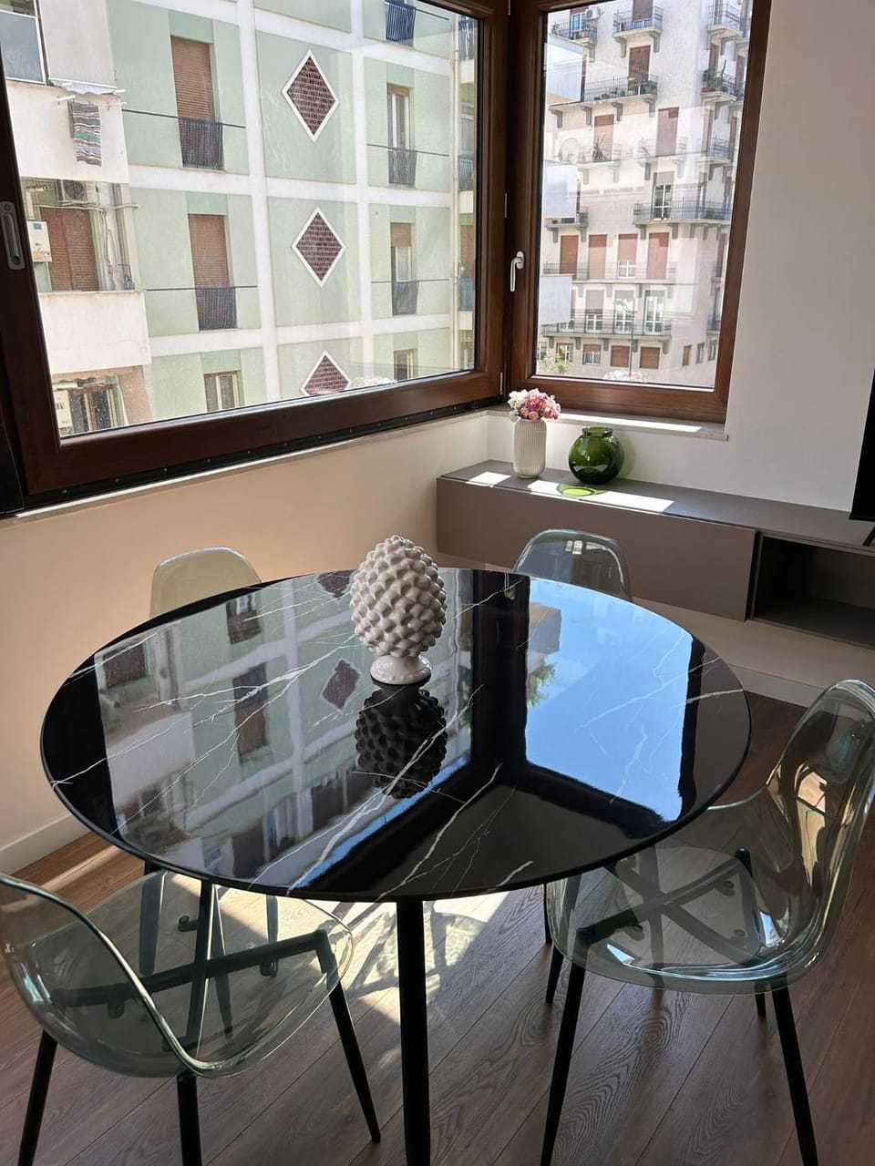 Seating area, Dining area, hair dresser