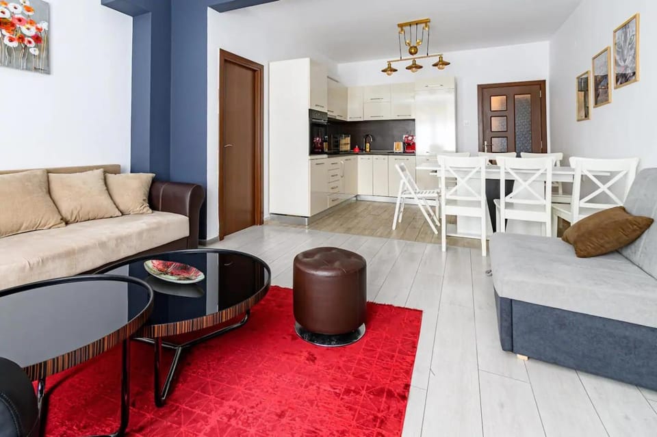 Kitchen or kitchenette, Living room, Seating area, Dining area