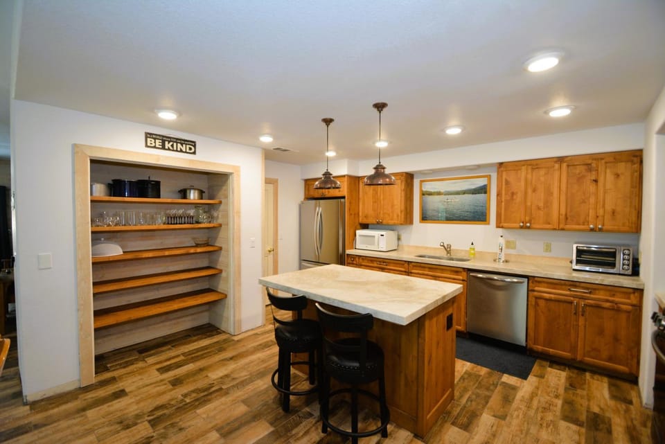 Walter- Lake Area House in Bass Lake