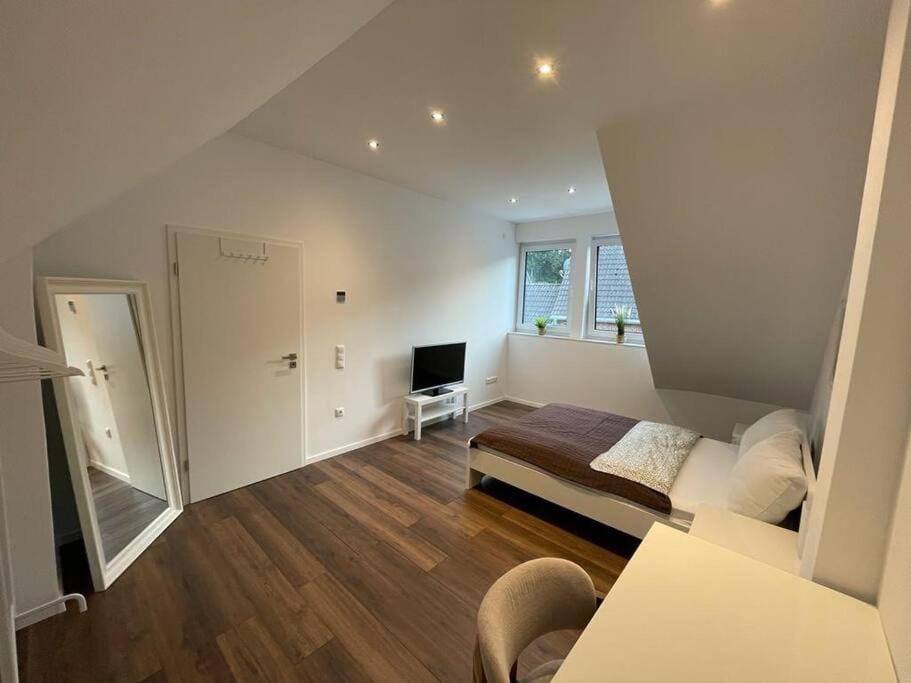 Bed, TV and multimedia, Photo of the whole room, Bedroom