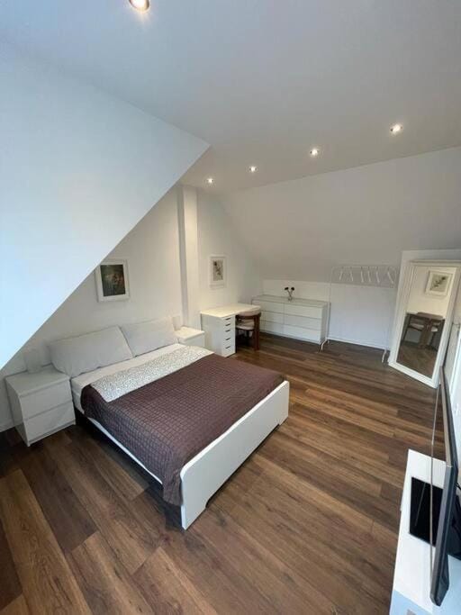 Bed, TV and multimedia, Photo of the whole room, Bedroom