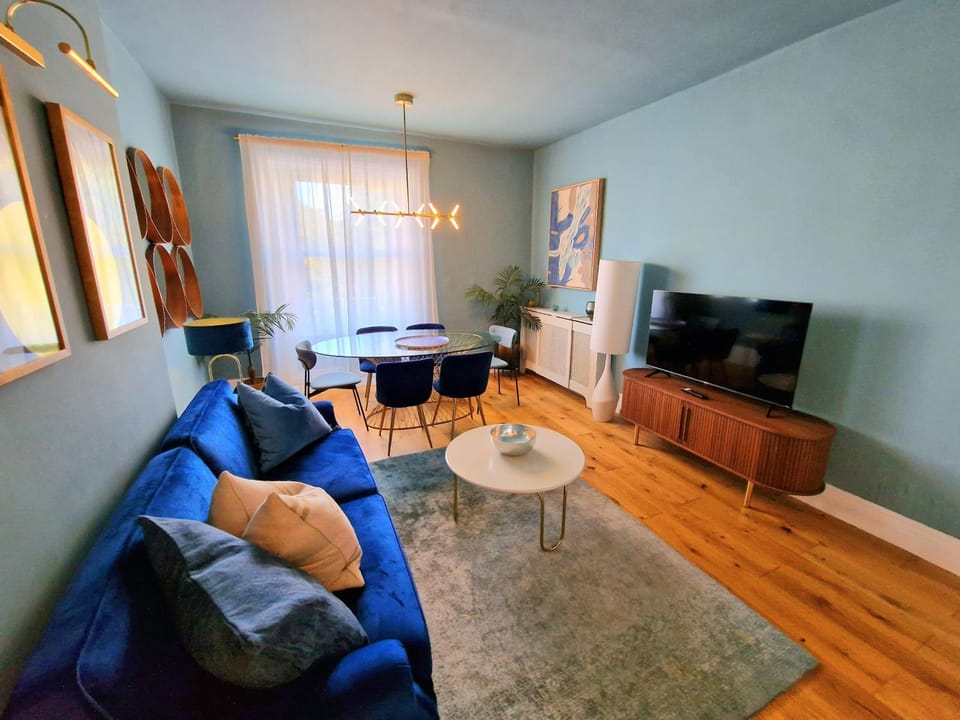 TV and multimedia, Living room, Seating area, Dining area