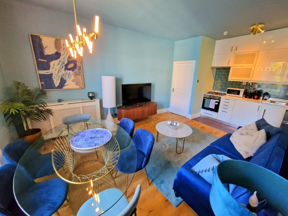 TV and multimedia, Living room, Seating area, Dining area