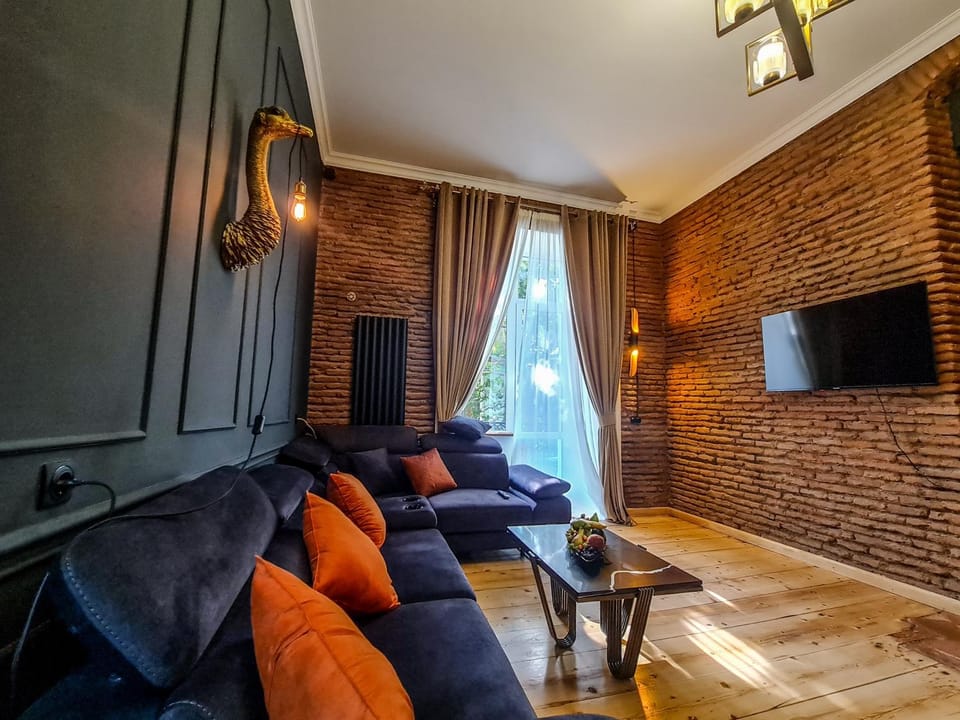 TV and multimedia, Living room, Seating area, Evening entertainment