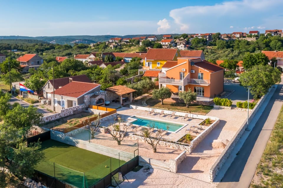 Bird's eye view, Pool view