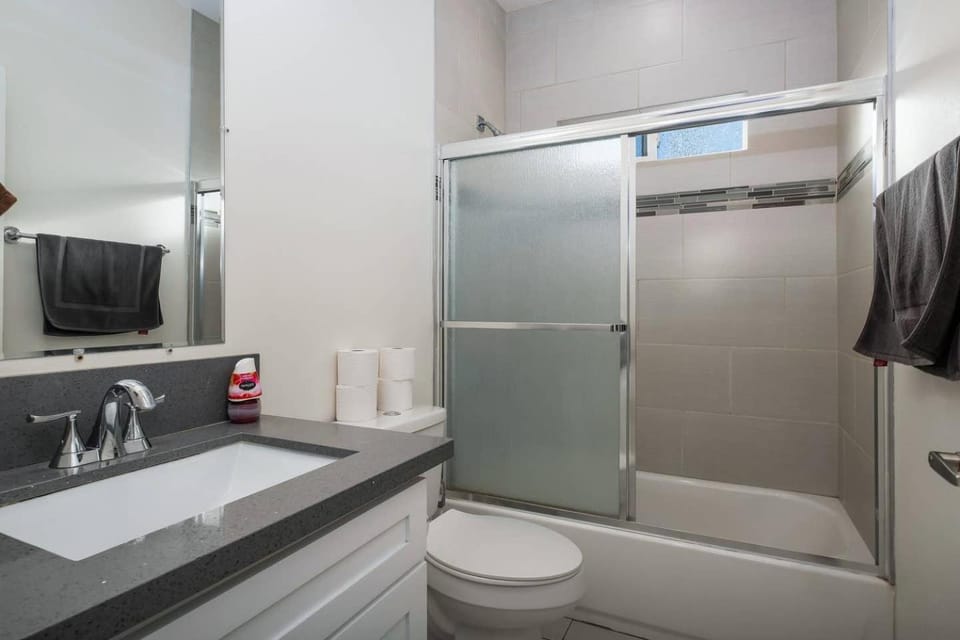 Shower, Toilet, Bathroom, Bath, towels