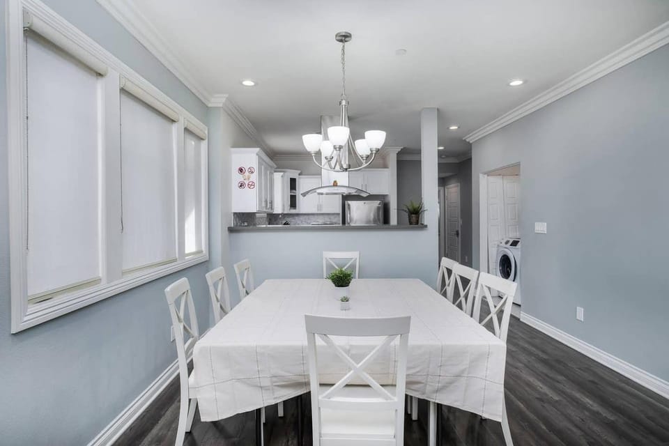 Kitchen or kitchenette, Seating area, Dining area, laundry