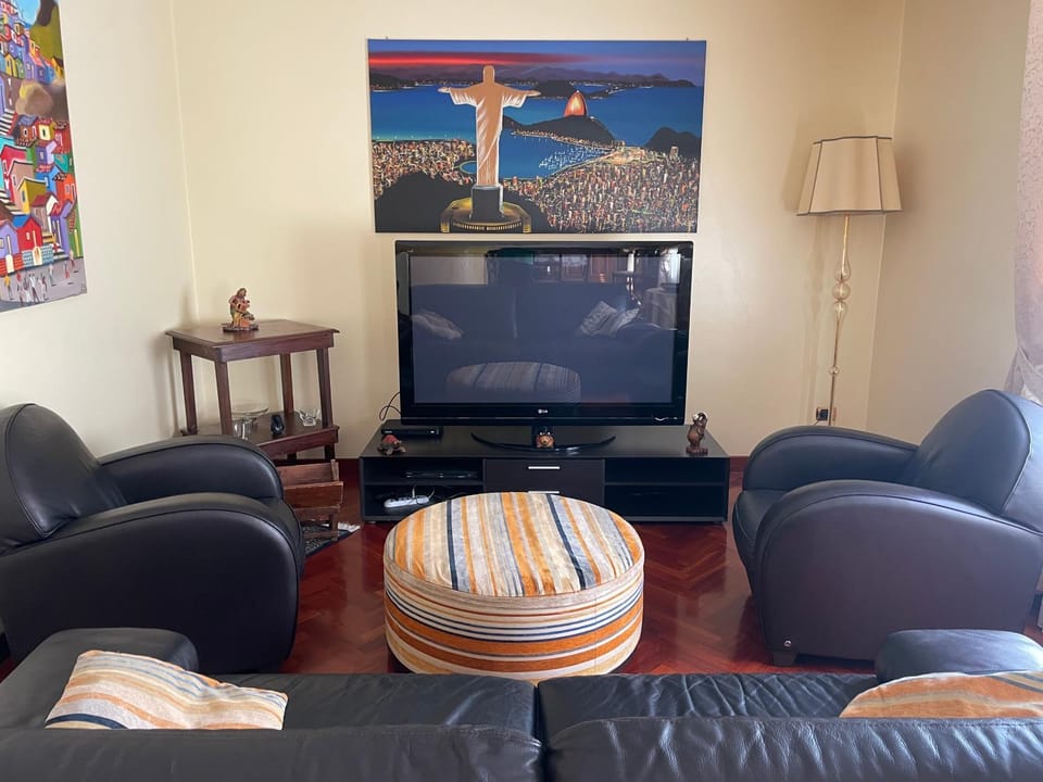 Communal lounge/ TV room, TV and multimedia, Living room, Seating area, Evening entertainment