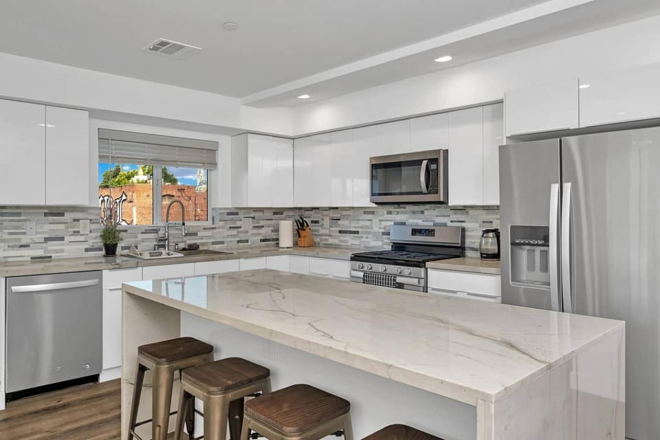 Kitchen or kitchenette, Dining area, hair dresser, minibar, stove
