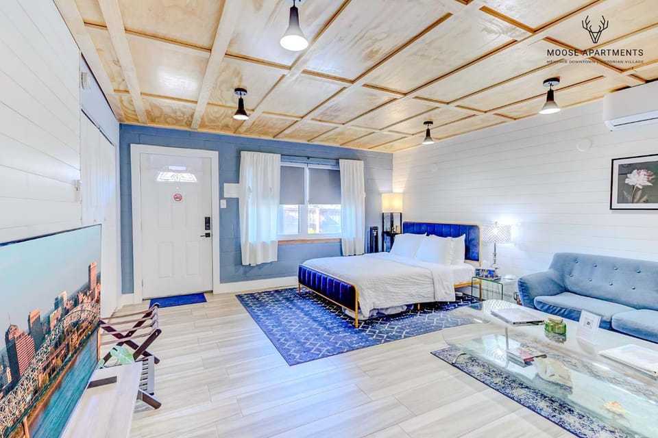 Bed, Living room, Photo of the whole room, Seating area, Bedroom