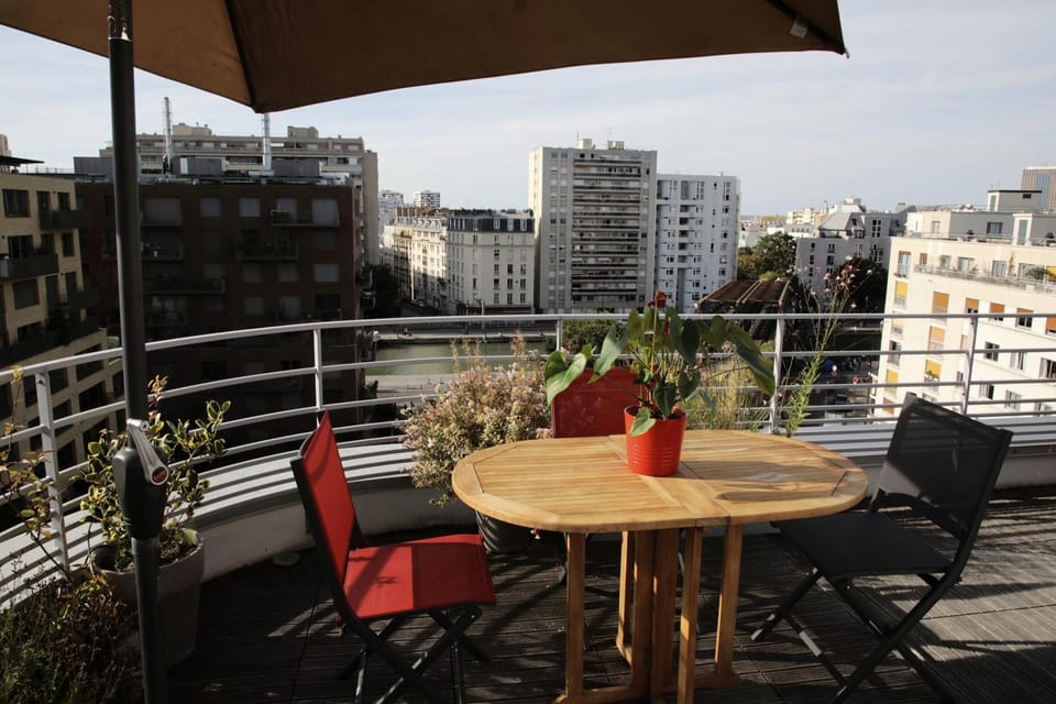 Penthouse vue sur canal et 2 pièces Apartment in Paris