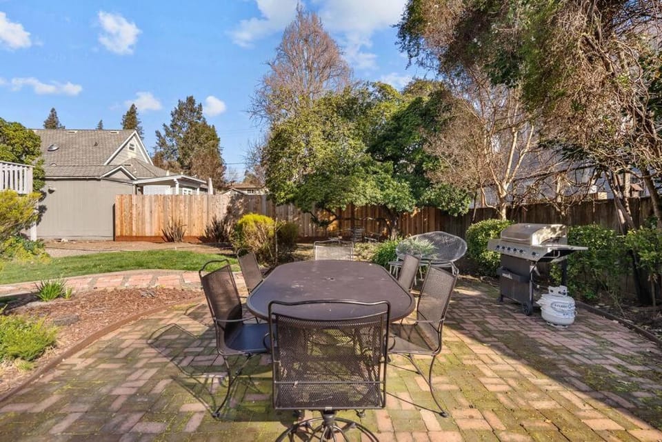 Downtown Napa HOT TUB Retreat - 3 Bed l 2 bath House in Napa Valley