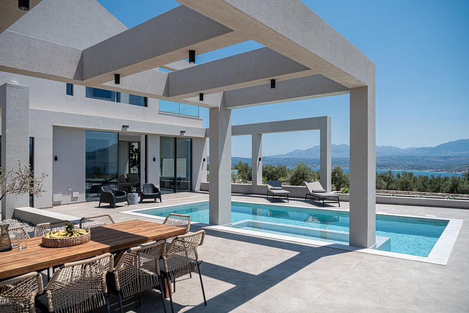 Property building, Patio, Day, Natural landscape, View (from property/room), Balcony/Terrace, Dining area, Mountain view, Pool view, Swimming pool, sunbed