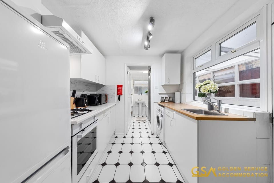 Cosy 3BDR House By Golden Service Accommodation Short Term Lets Leytonstone House in London