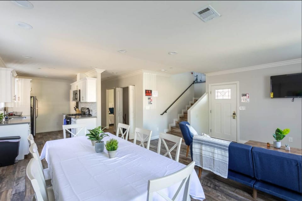 TV and multimedia, Kitchen or kitchenette, Living room, Seating area, Dining area, minibar