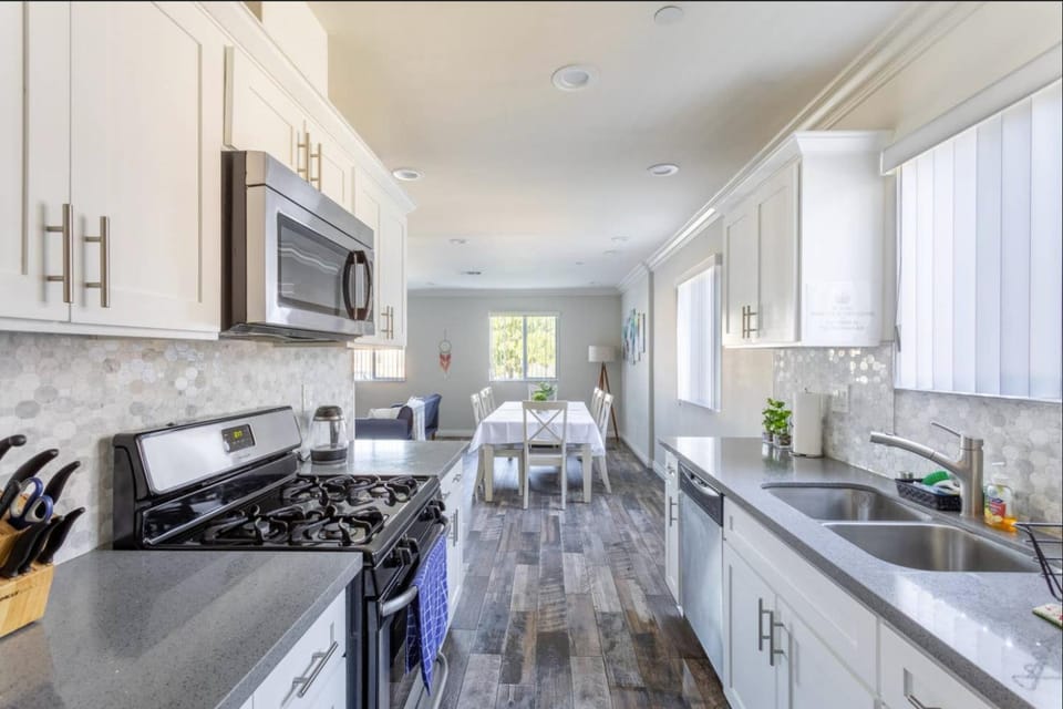 Kitchen or kitchenette, Dining area, dishwasher, minibar, oven, pet friendly, stove
