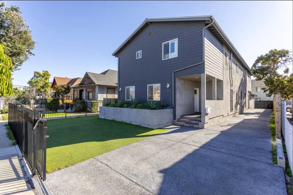 Property building, Facade/entrance, Day, Neighbourhood, Street view