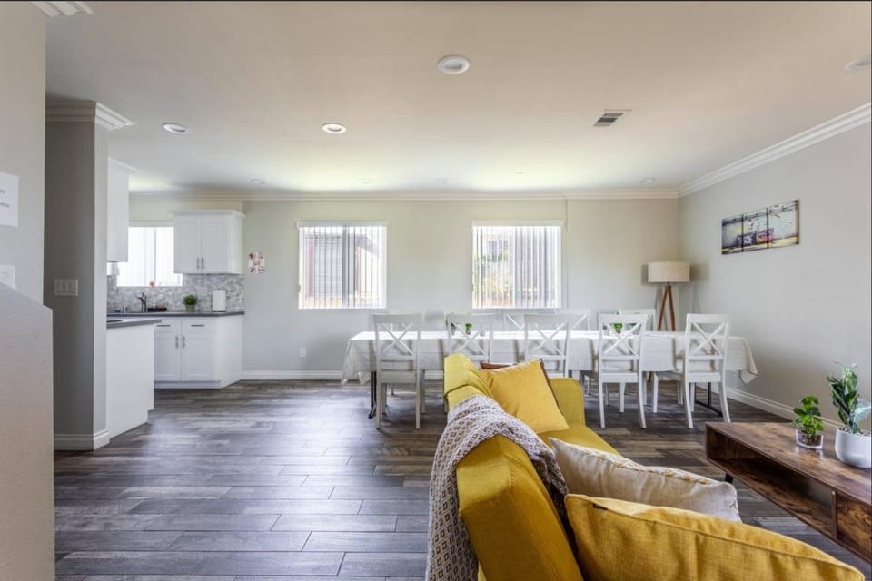 Living room, Seating area, Dining area