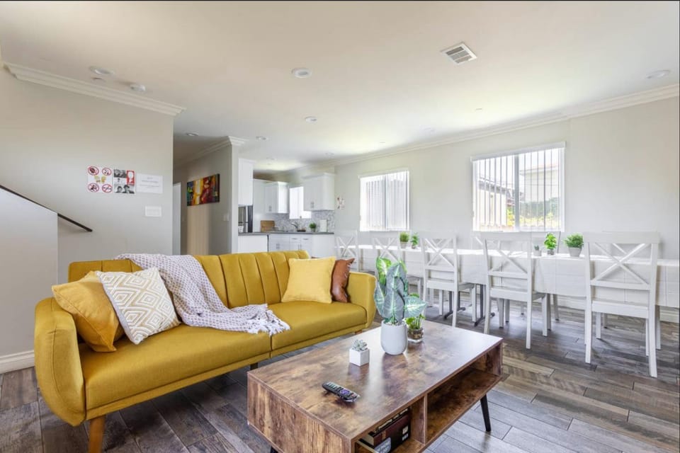Living room, Seating area, Dining area