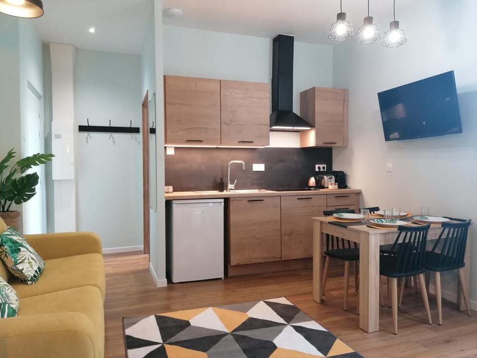 TV and multimedia, Kitchen or kitchenette, Living room, Seating area, Dining area, stove
