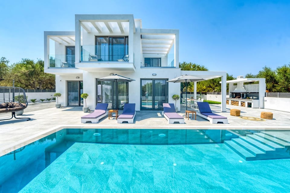 Property building, Patio, Day, Pool view, Swimming pool, sunbed