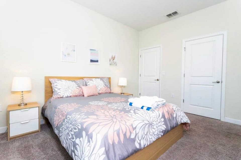Super Cute Home, Themed Beds, Private Pool House in Four Corners