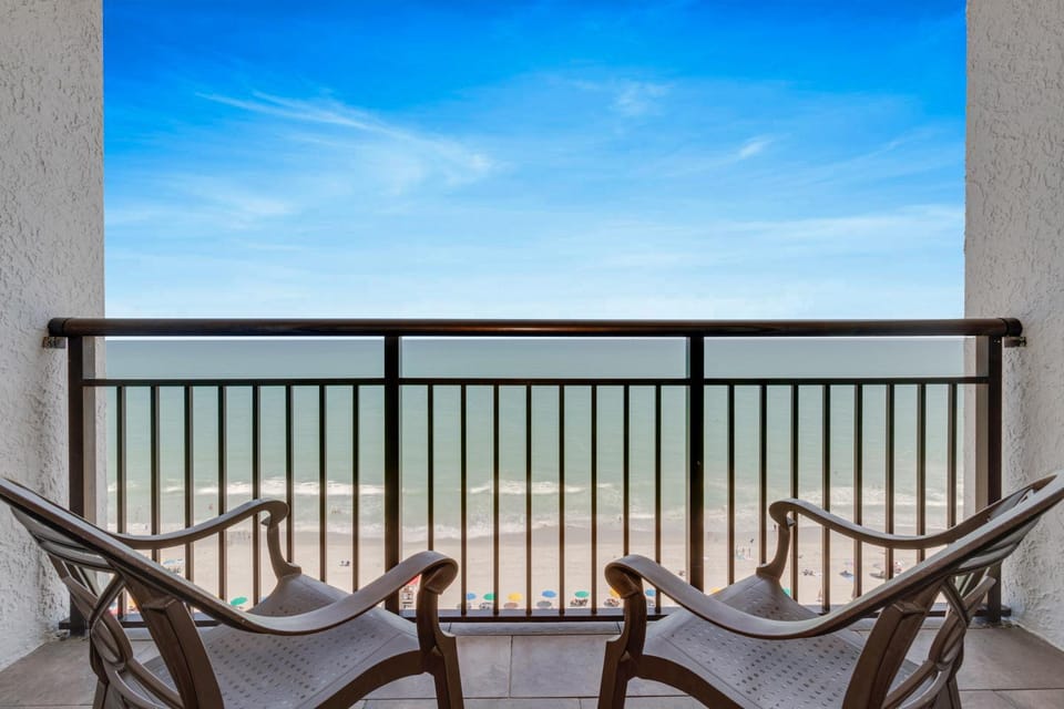 Oceanview Studio Escape With Beach Steps Away! 1828 Apartment in Myrtle Beach
