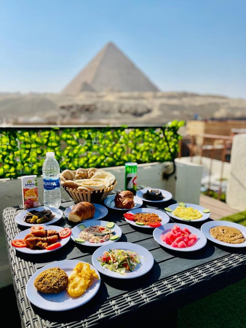 Day, Natural landscape, Food and drinks, Food, Mountain view, Breakfast, Continental breakfast, Lunch, Dinner, Drinks