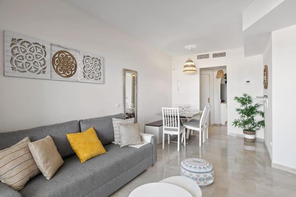 Beautiful 3 Bed Stylish & Cozy Apartment - Susanna Suite Apartment in Sitio de Calahonda