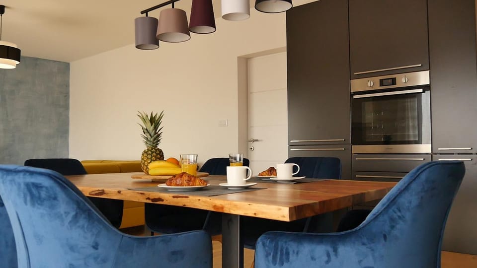 Kitchen or kitchenette, Living room, Seating area, Dining area