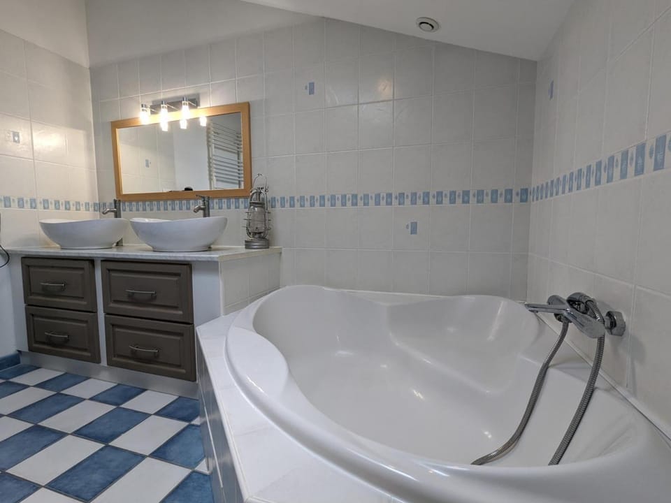 Maison avec Piscine Privative, Jardin, Billard et Proche des Plus Beaux Villages de France - FR-1-653-243 House in Nouvelle-Aquitaine