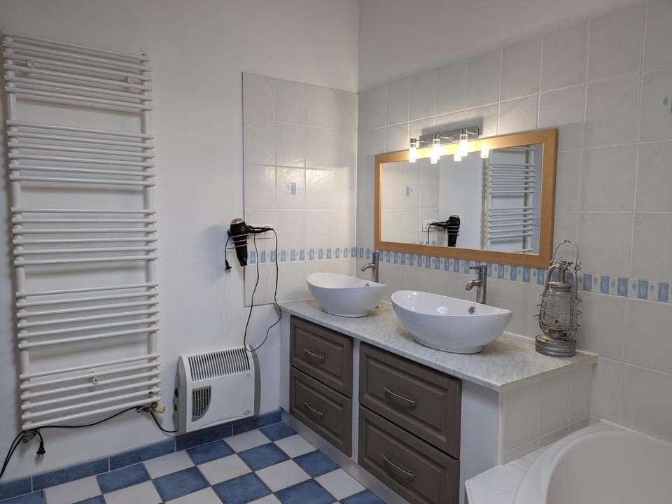 Maison avec Piscine Privative, Jardin, Billard et Proche des Plus Beaux Villages de France - FR-1-653-243 House in Nouvelle-Aquitaine