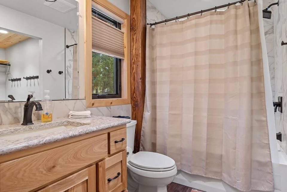 Shower, Toilet, Bathroom, Bath, towels