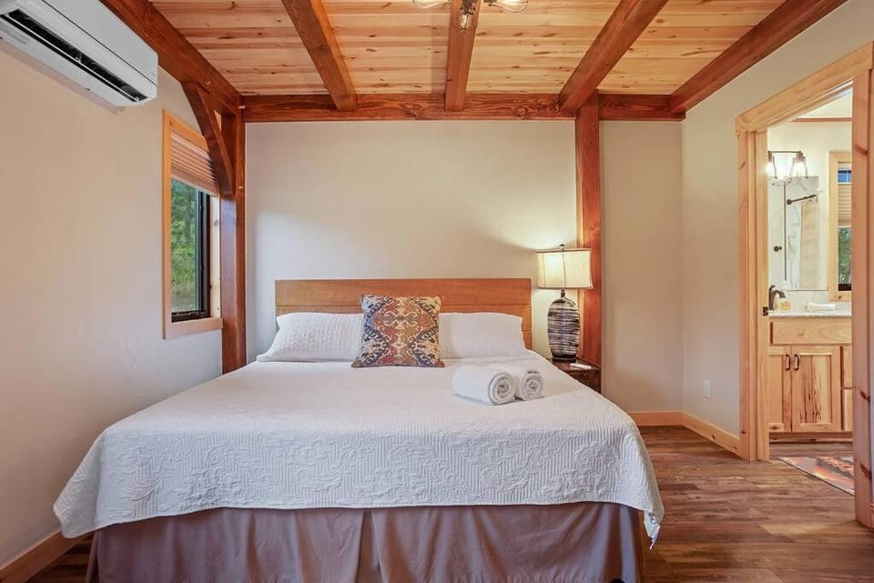 Bed, Photo of the whole room, Bedroom, towels