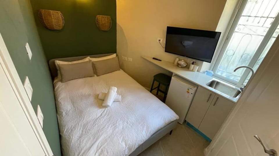 Bed, Photo of the whole room, towels, wardrobe