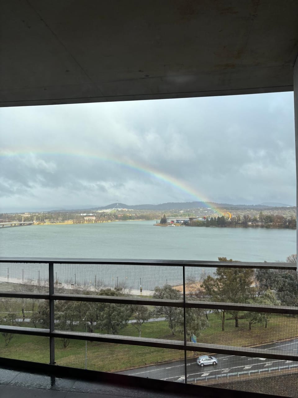 Stylish Central Lake View Apartment - free parking Apartment in Canberra