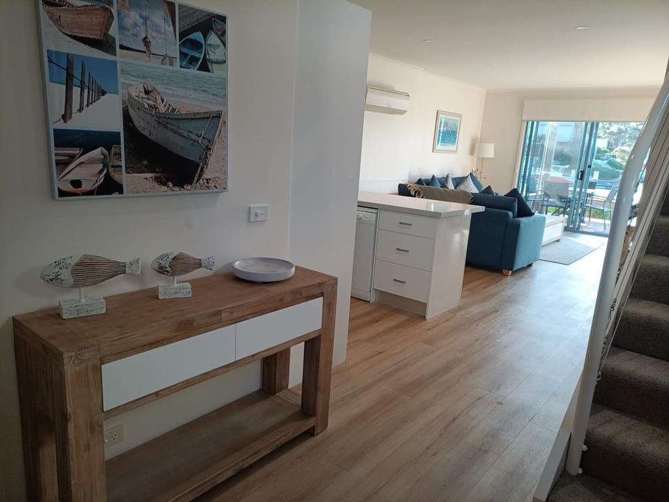 Captains Cove Resort - Waterfront Apartments Apartment in Victoria