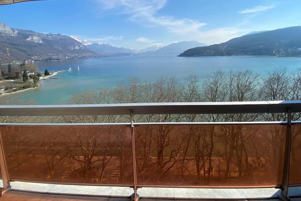 LE SOLAVUE 150 M2 VUE EXCEPTIONNELLE SUR LE LAC Apartment in Annecy
