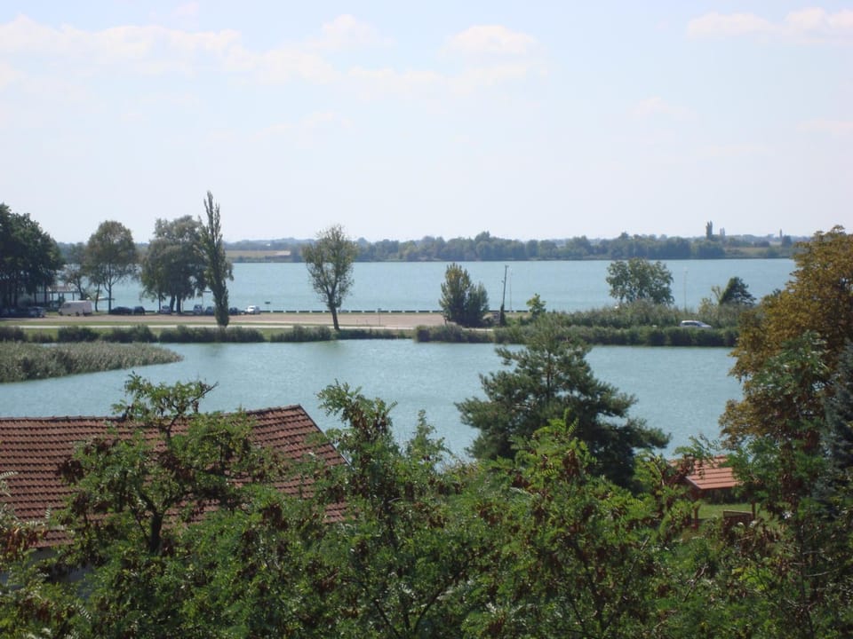 Restaurant/places to eat, Spring, Off site, Neighbourhood, Natural landscape, Fishing, Fishing, Beach, Canoeing, Hiking, Lake view, Area and facilities, Supermarket/grocery shop