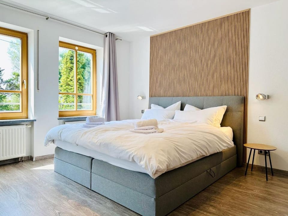 Photo of the whole room, Bedroom, towels