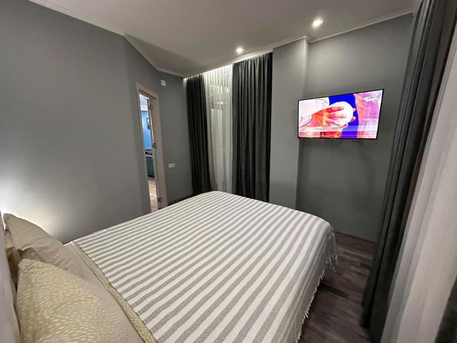 Bed, TV and multimedia, Photo of the whole room, Bedroom