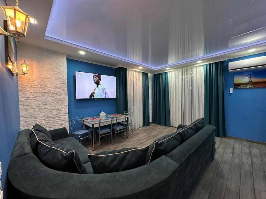 TV and multimedia, Living room, Seating area, Evening entertainment