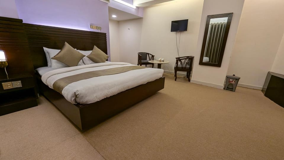 Bed, TV and multimedia, Photo of the whole room, Bedroom