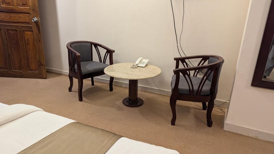 Bed, Living room, Photo of the whole room, Seating area, Bedroom