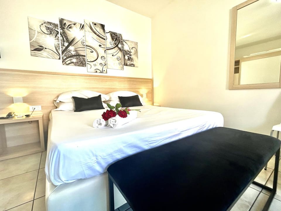 Bed, Photo of the whole room, Bedroom, towels