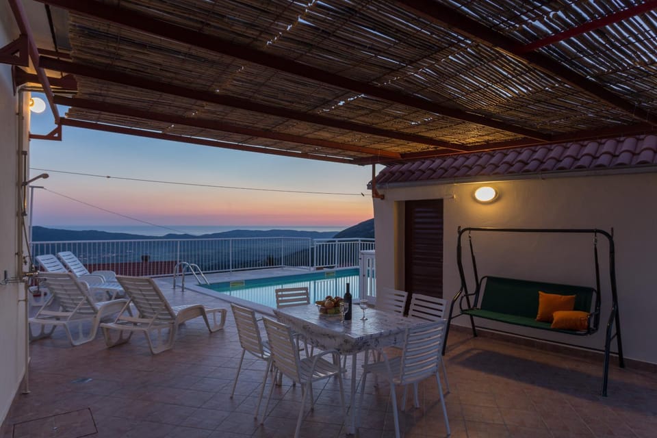 Night, BBQ facilities, Balcony/Terrace, Sea view, Swimming pool
