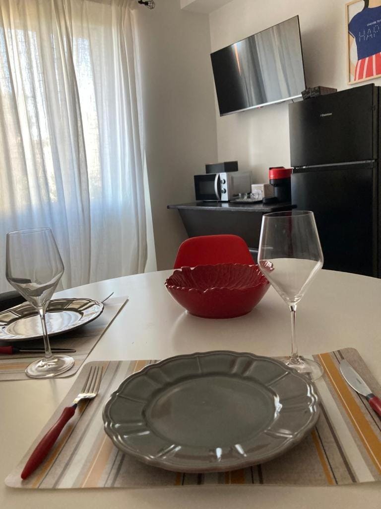 Kitchen or kitchenette, Dining area, minibar