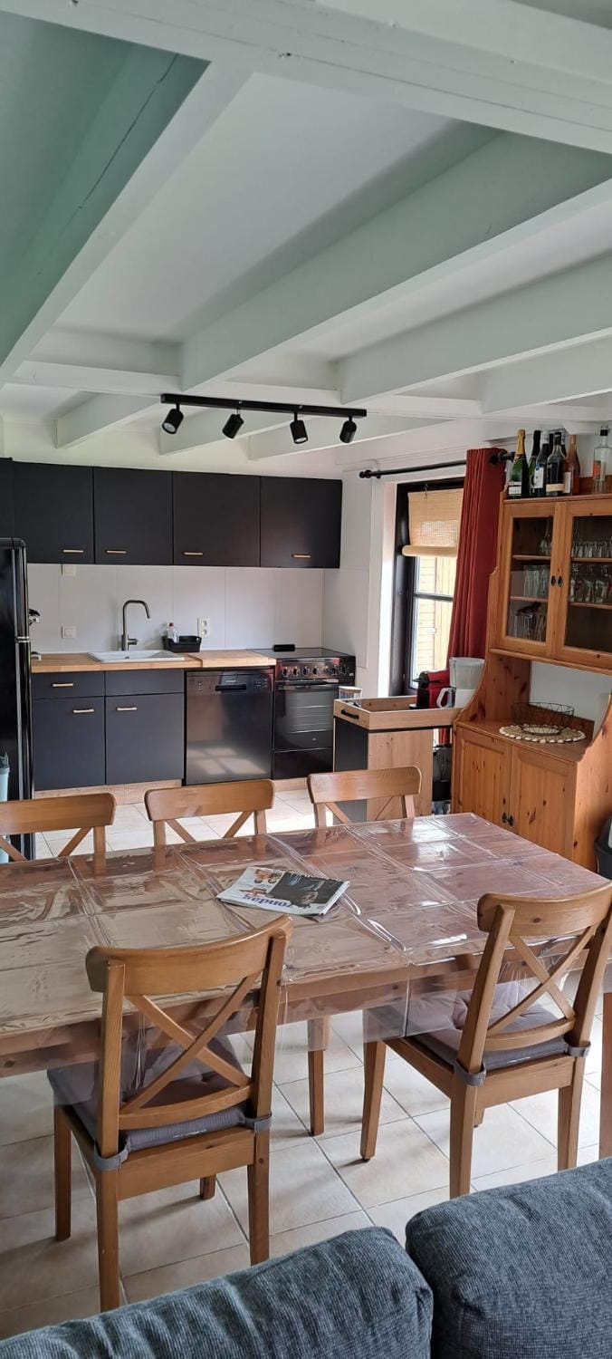 Kitchen or kitchenette, Dining area