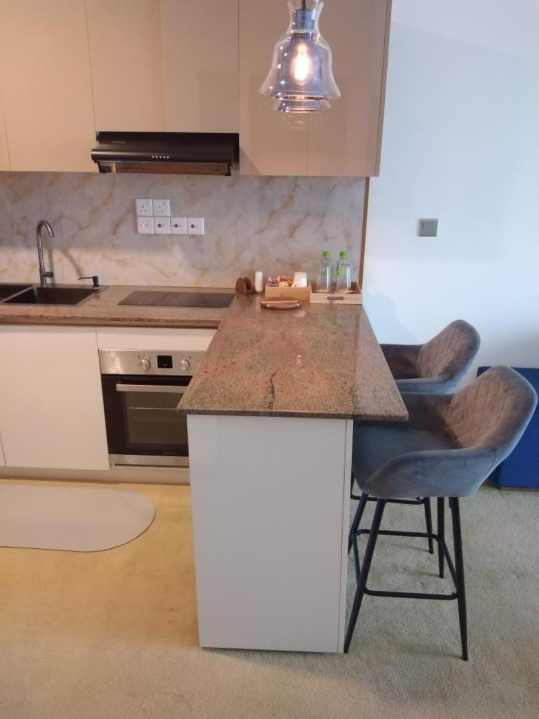 Negombo Ocean Breeze Luxury Studio by Serendib Vacation Apartment in Negombo